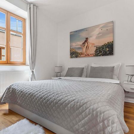 Charming Apartment In The Heart Of Братислава Екстериор снимка