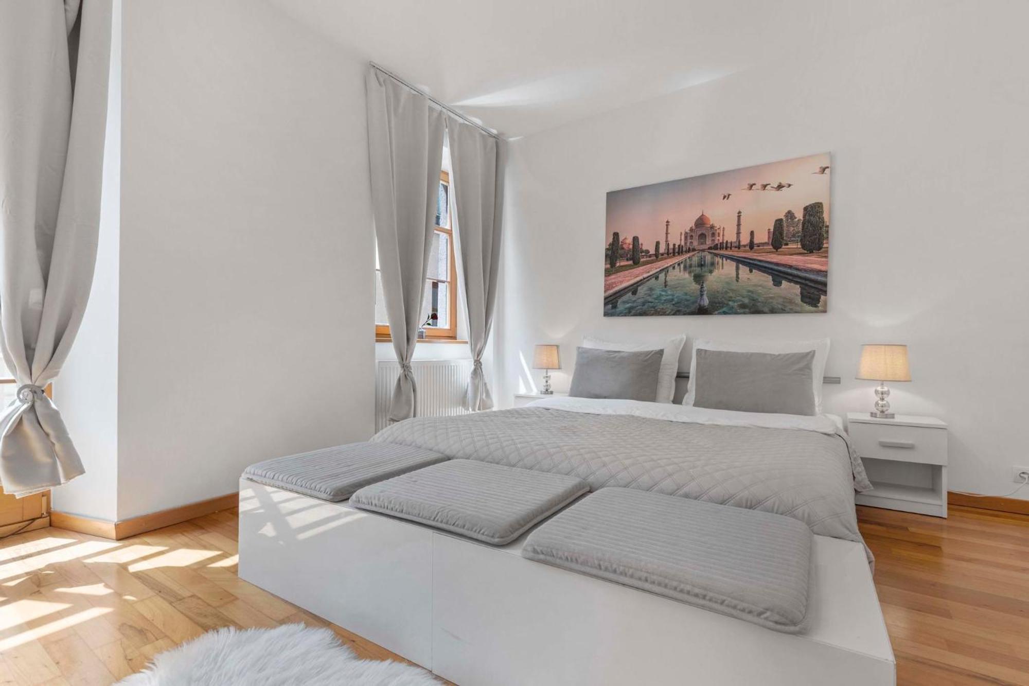 Charming Apartment In The Heart Of Братислава Екстериор снимка