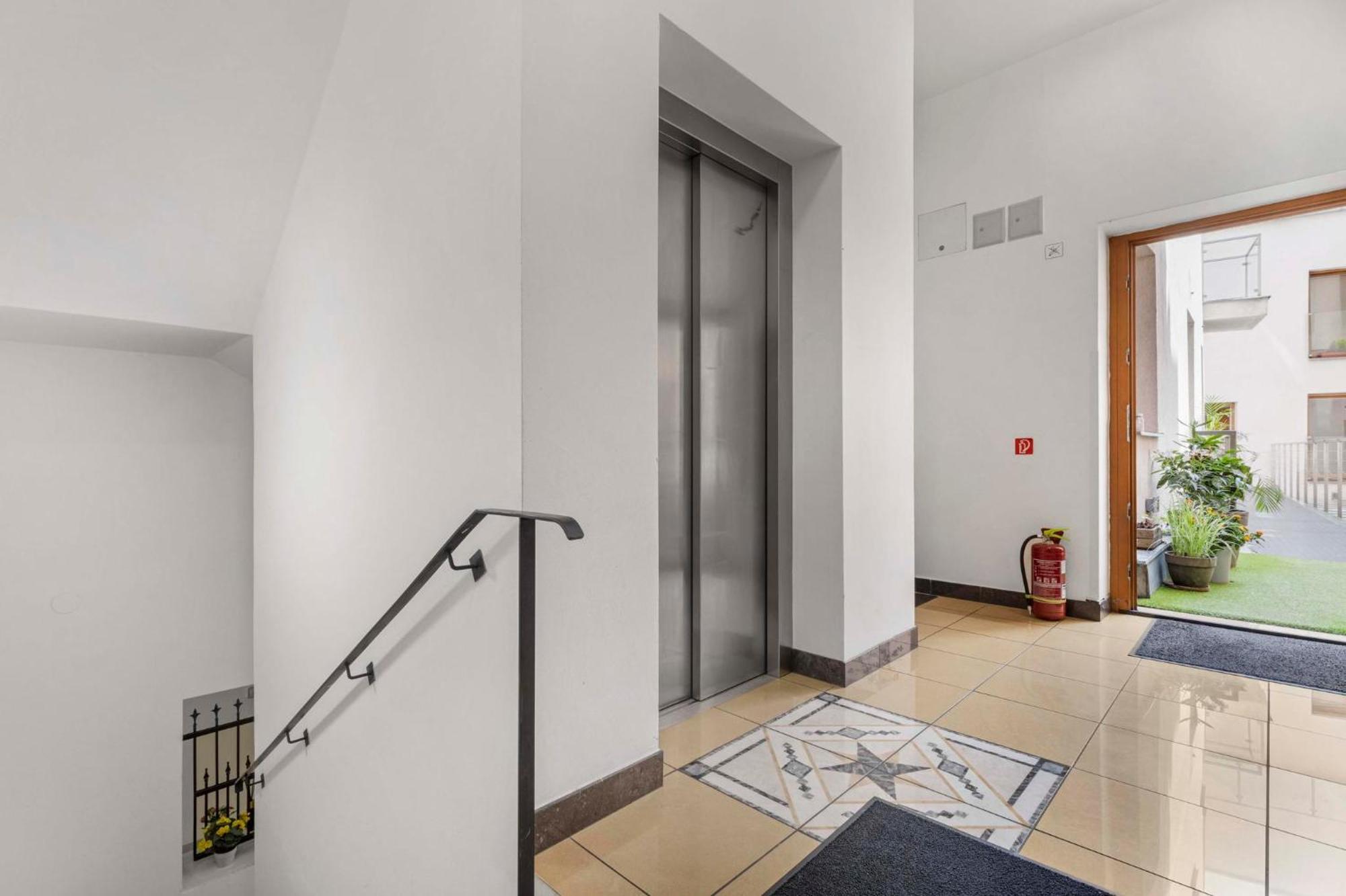 Charming Apartment In The Heart Of Братислава Екстериор снимка